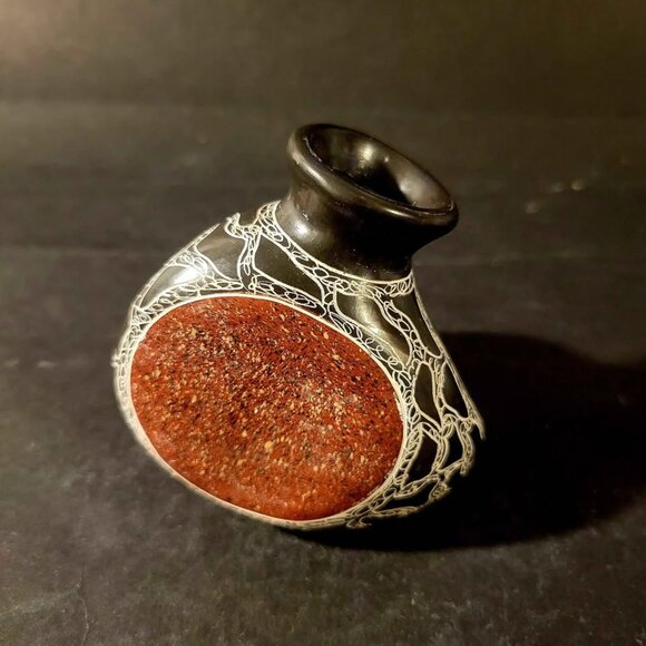 Small Hand-Etched Nicaraguan Art Pottery Vase Signed By Artist - Picture 3 of 7